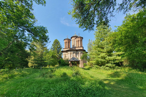 Bucarest: visite de Snagov, du manoir de Ceaușescu et du musée du villageBucarest : tombeau de Dracula, manoir de Ceaușescu et musée du village