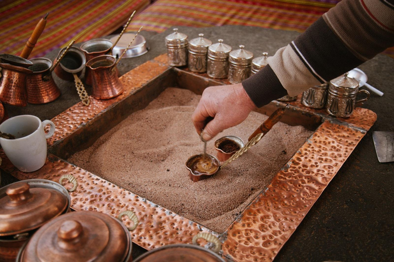 Atelier de café turc sur sable à Göreme