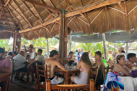 I Cancún: Isla Mujeres Katamaran med buffé, drinkar och snorklingTur från Cancun