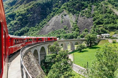 Tirano naar St. Moritz: retourticket voor rode trein Bernina