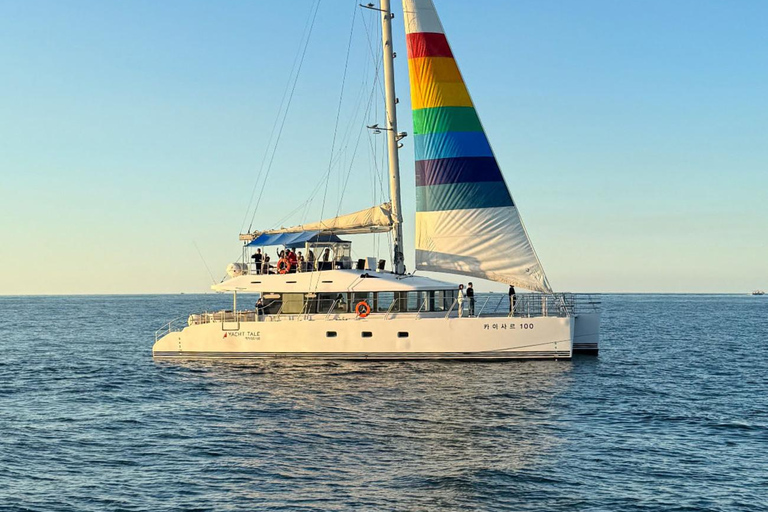 Jeju: Yacht Tour with Optional Sunset or Haenyeo Experience Sunset Tour