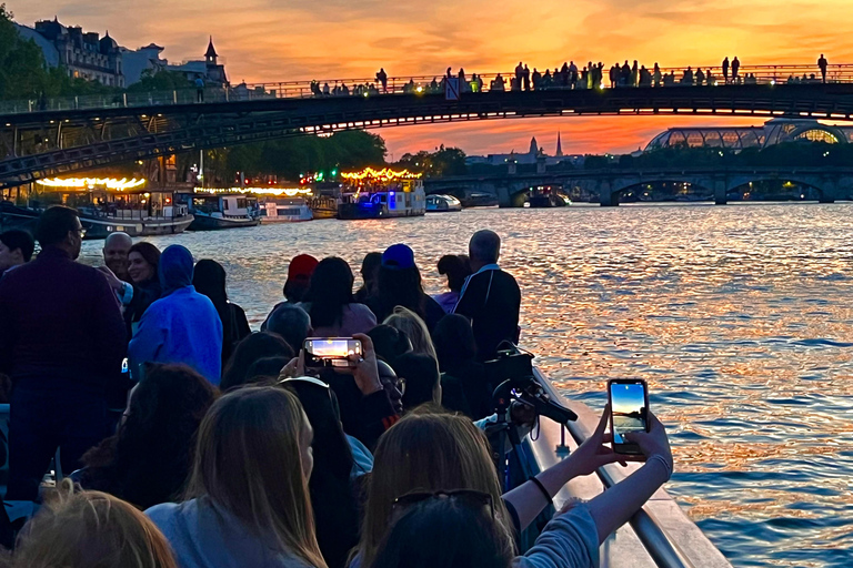 Paris: Evening Lights Cruise with Legendary Bateaux-Mouches