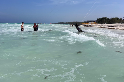 KiteSurf: Prywatne lekcje przed Mnemba, Zanzibar - początkujący/średnio zaawansowaniKitesurfing: prywatne lekcje przed Mnembą, Zanzibar – poziom początkujący/średnio zaawa