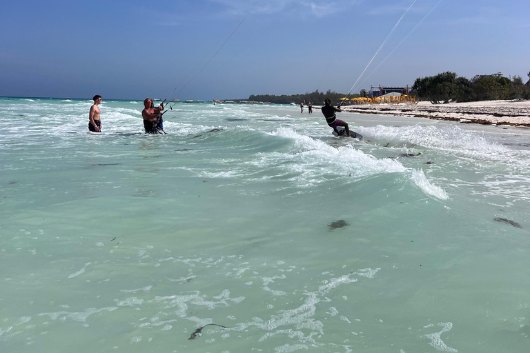 KiteSurf: Prywatne lekcje przed Mnemba, Zanzibar - początkujący/średnio zaawansowaniKitesurfing: prywatne lekcje przed Mnembą, Zanzibar – poziom początkujący/średnio zaawa