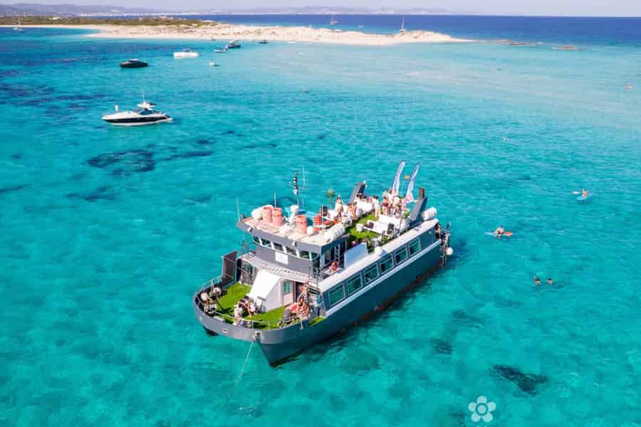 Ibiza: Formentera-Tagesboot mit Mahlzeiten, Getränken und Freizeit. Foto: GetYourGuide