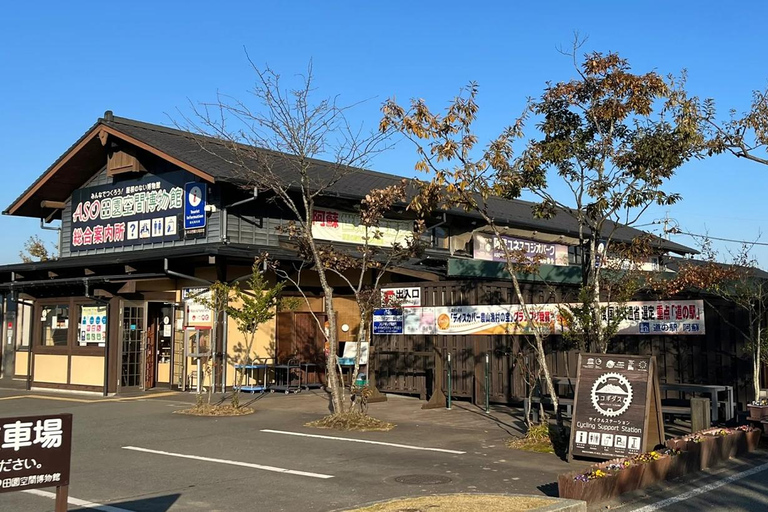 Kyushu Aso Volcano, Aso Boy Scenic Train, dagstur med varm källa11:00 Upphämtning vid Kumamoto slott