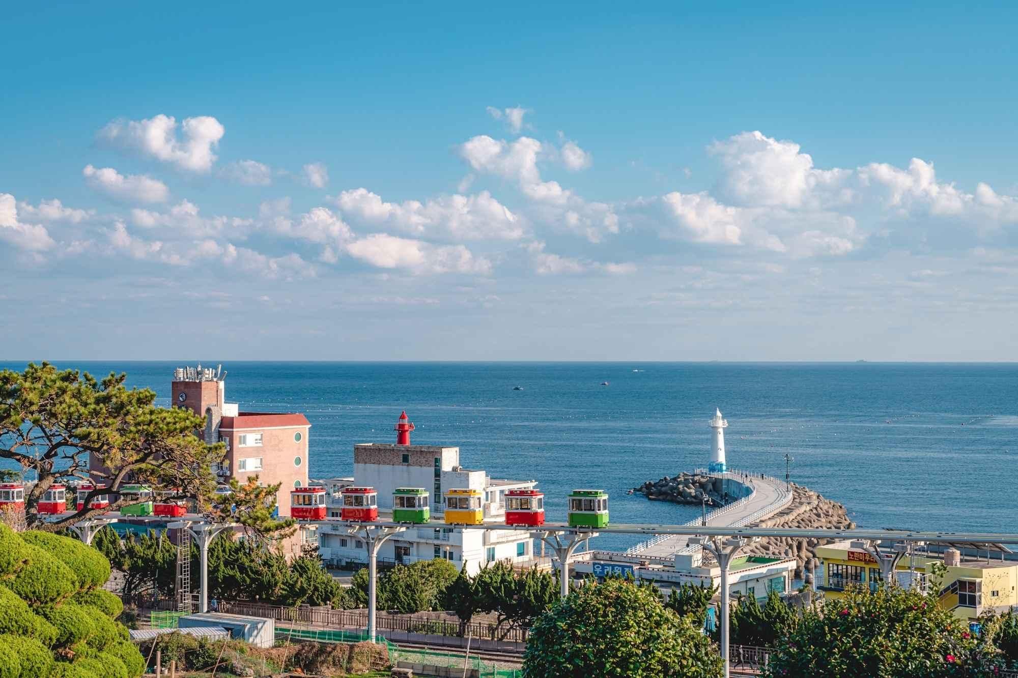 Busan bei Tag und Nacht: Himmelskapsel, Küstenblick und Lichter der Stadt