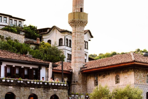 Desde Tirana: Visita de un día a la ciudad de Berat, UNESCO, y al lago BelshiCiudad de Berat UNESCO y Lago Belshi: Excursión de un día desde Tirana