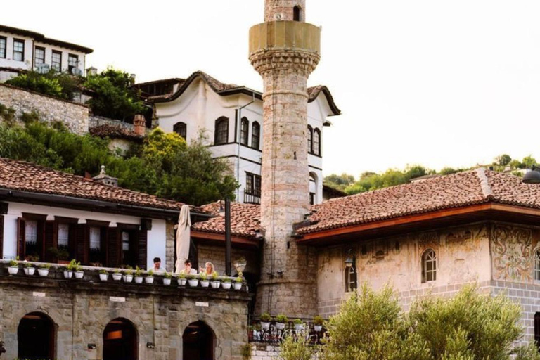 Desde Tirana: Visita de un día a la ciudad de Berat, UNESCO, y al lago BelshiCiudad de Berat UNESCO y Lago Belshi: Excursión de un día desde Tirana