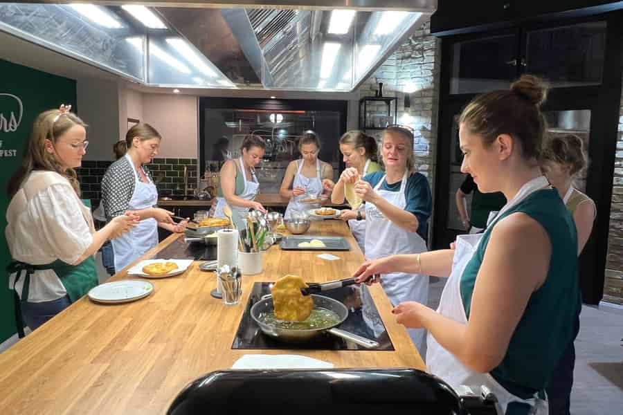 Budapest: Langos-Kochkurs – Nr. 1 unter den ungarischen Streetfood-Gerichten. Foto: GetYourGuide Budapest: Langos-Kochkurs – Nr. 1 unter den ungarischen Streetfood-Gerichten. Foto: GetYourGuide