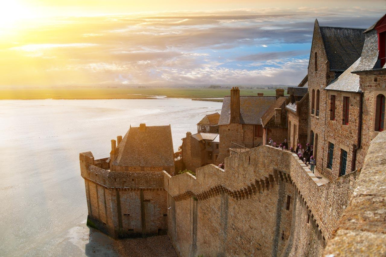 Vanuit Parijs, Betoverende Mont St Michel privétourVan Parijs naar de betoverende Mont St Michel: een tijdloze reis