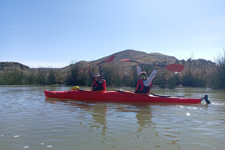 Kajakfahrt am Morgen auf dem TiticacaseeKajakfahren am Morgen auf dem Titicacasee