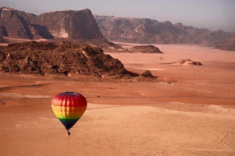 Amman - Petra - Wadi Rum und Totes Meer 3-tägige TourAmman-Petra-Wadi Rum-Totes Meer 3-tägige Tour Minivan 7 pax