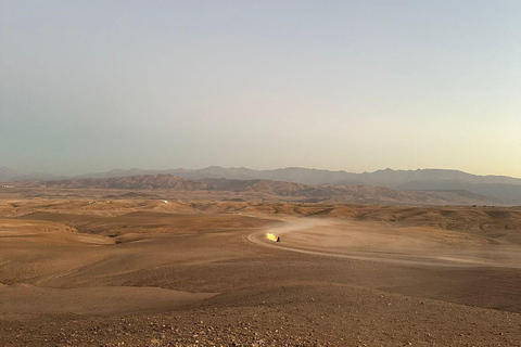 Marrakech: Tour in quad nel deserto di Agafay con cena e spettacolo