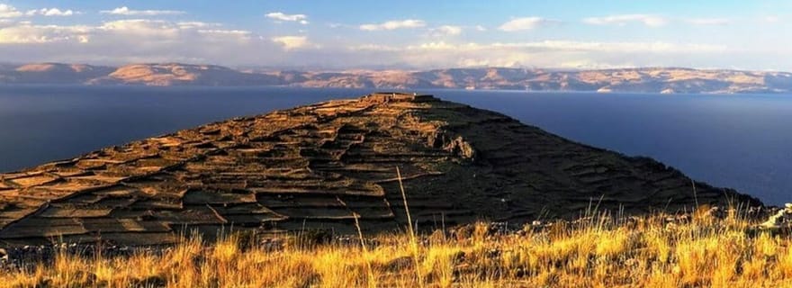 Puno : Journée complète sur les îles flottantes d'Uros + Amantani + guide anglais/espagnol