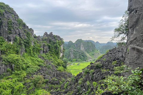 Ninh Bình: Bai Dinh, Trang An en Mua Cave dag privétourNinh Bình: Bai Dinh, Trang An en Mua Cave op de motor