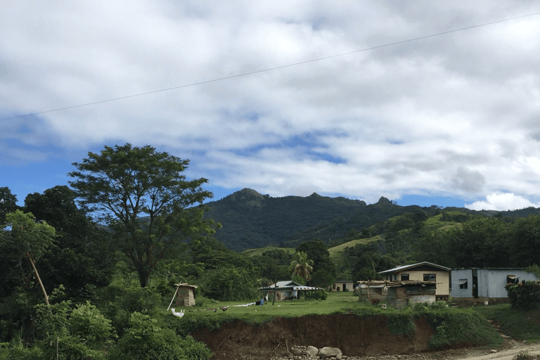 Wycieczka półdniowa do wioski Nalesutale z wędrówką po lesie deszczowymOdbiór z hoteli Fiji Marriott/Lautoka/Lautoka Wharf