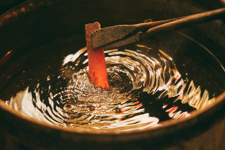 Authentieke ervaring met het maken van messen bij een smid in Kyoto