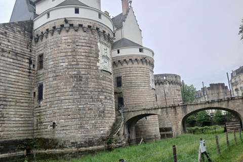 Nantes: Professional tour of the Château des ducs de Bretagne – ramparts, courtyard, moat