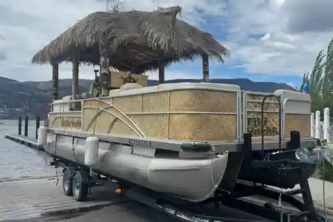 Kelowna: Tiki Party Yacht Rental