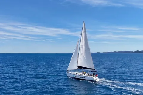 Pola: avventura in barca a vela privata di un'intera giornata - Il tuo viaggio personalizzato