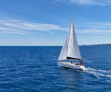 Pola: avventura in barca a vela privata di un'intera giornata - Il tuo viaggio personalizzato