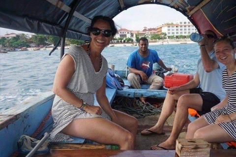 Zanzibar: delfini a Mnemba, acquario delle tartarughe e crociera al tramontoNessun trasferimento: tour con tutti i biglietti d'ingresso inclusi