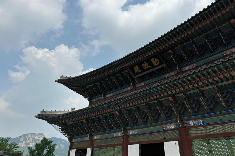 Tour de la ciudad de Seúl: Palacio Gyeongbok, Torre N y mercado localTour de la ciudad de Seúl (día completo): lo moderno y lo tradicional en Seúl