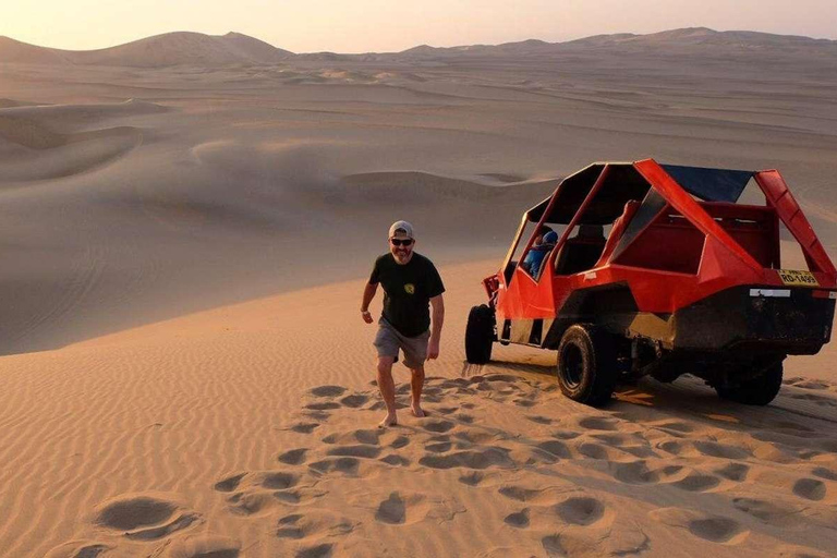 Ica : Planche à sable et buggy dans l&#039;oasis de Huacachina