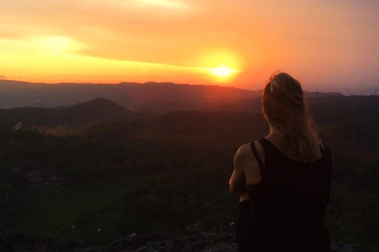 Circuit de trekking en douceur à Yogyakarta vers l&#039;ancien volcan NglanggeranTrekking au coucher du soleil à Yogyakarta