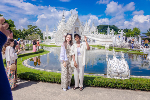 Excursión a los templos rojo, azul y blanco y a las aguas termales desde Chaing MaiTemplos rojos, azules y blancos y viaje a aguas termales desde Chaing Mai