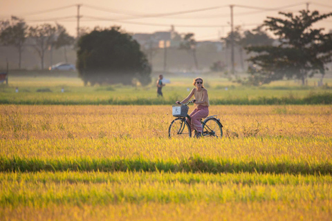 Hoi An : Biking , market visit and basket boat ride.
