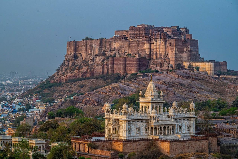 Rajasthan &amp; Beyond A Royal Journey from Delhi to Udaipur (Rajasthan e mais além: uma viagem real de Deli a Udaipur)Apenas o transporte e o serviço de guia de turismo