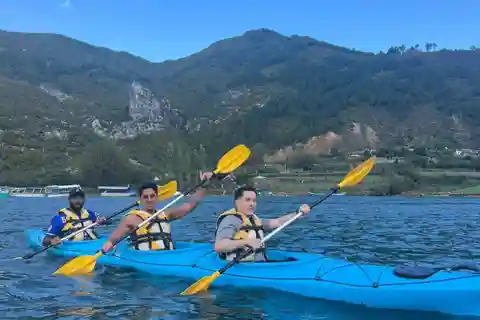 Shkodër: Tagestour mit Fähre, Kajak und Wanderung auf dem Komani-See