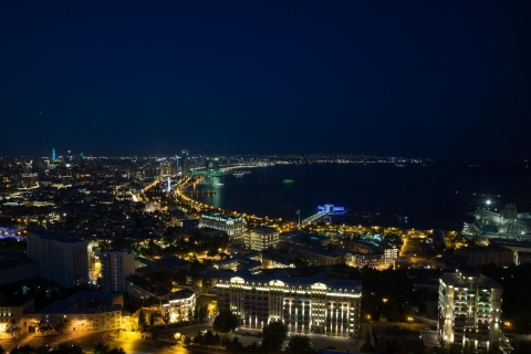 Bakú: Visita guiada nocturna a pie por la ciudad con funicular