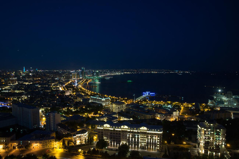 Bakú: Visita guiada nocturna a pie por la ciudad con funicular