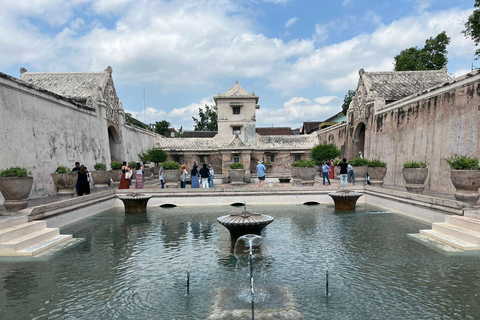 Yogyakarta : lever du soleil à Borobudur, palais du sultan et château d&#039;eau.Lever du soleil à Borobudur depuis le temple, le palais du sultan et le château d&#039;eau