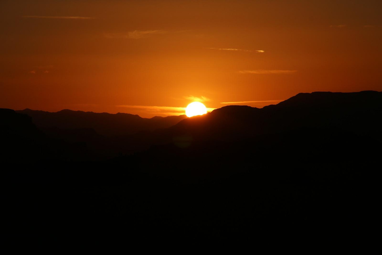 Wadi Rum: Jeep Tour with Sandboarding and Bedouin Tea