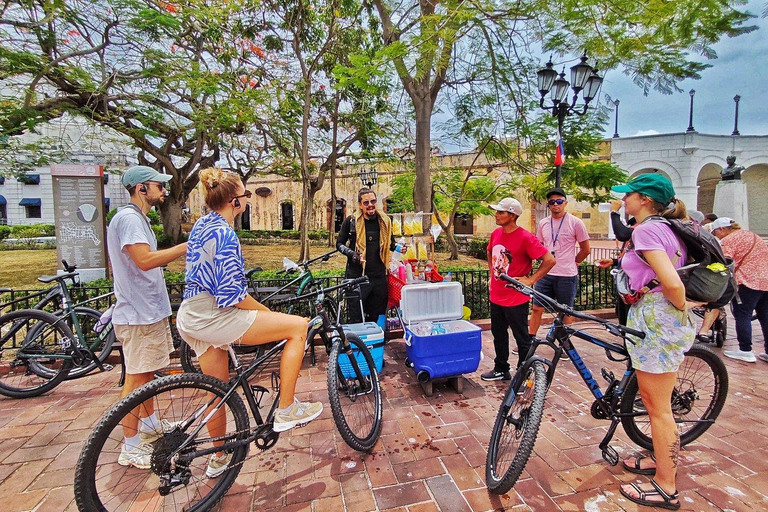 Panama City: Casco Viejo Guided Bike Tour with Tastings