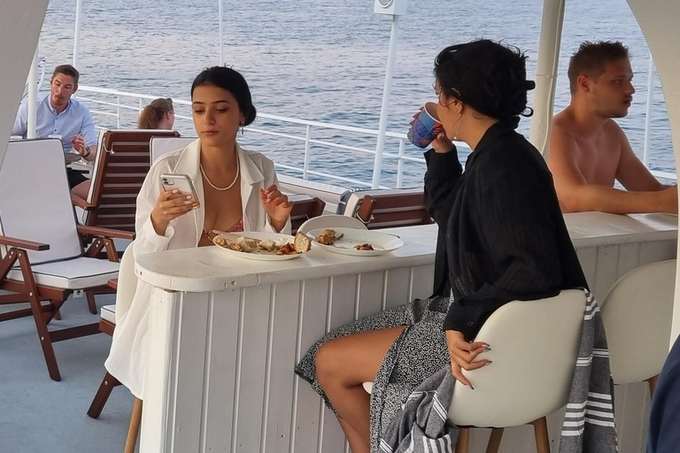 Rhodes : Croisière au coucher du soleil avec musique live, vin et buffet grec