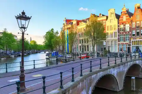Amsterdam Hidden Gems: City Tour with an art historian