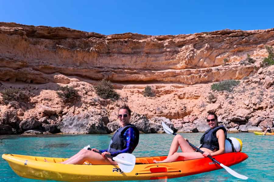 Ibiza: Kajakfahren & Schnorcheln in Meereshöhlen und kristallklarem Wasser. Foto: GetYourGuide