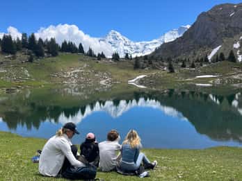 Interlaken : randonnée vers un lac alpin et un refuge douillet.