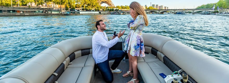 Séance photo romantique sur un bateau privé à Paris