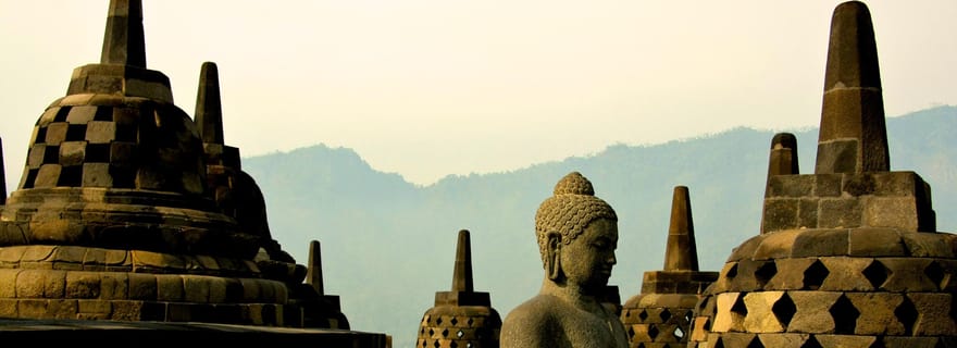 Yogyakarta : ascension de Borobudur, village à vélo et Prambanan
