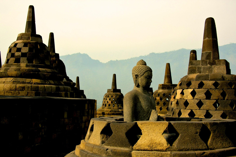 Yogyakarta : Visite guidée de l&#039;ascension de Borobudur et des temples de PrambananVisite partagée Billet d&#039;entrée au temple inclus