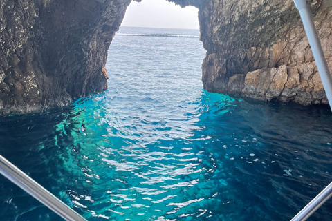 Zakynthos: Navagio Beach and Blue Caves Boat Tour Around Zante by private boat