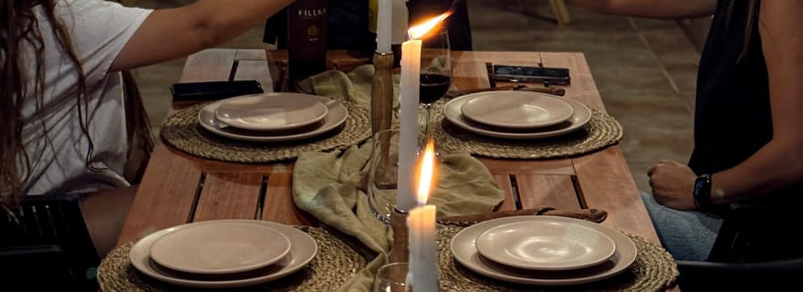 Asado Argentino dans une terrasse privée. Heure du coucher du soleil.