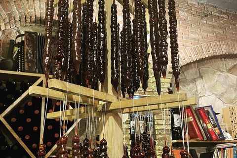 Batoumi : cours de fabrication de churchkhela avec collationBatoumi : Masterclass sur la fabrication du churchkhela avec collation