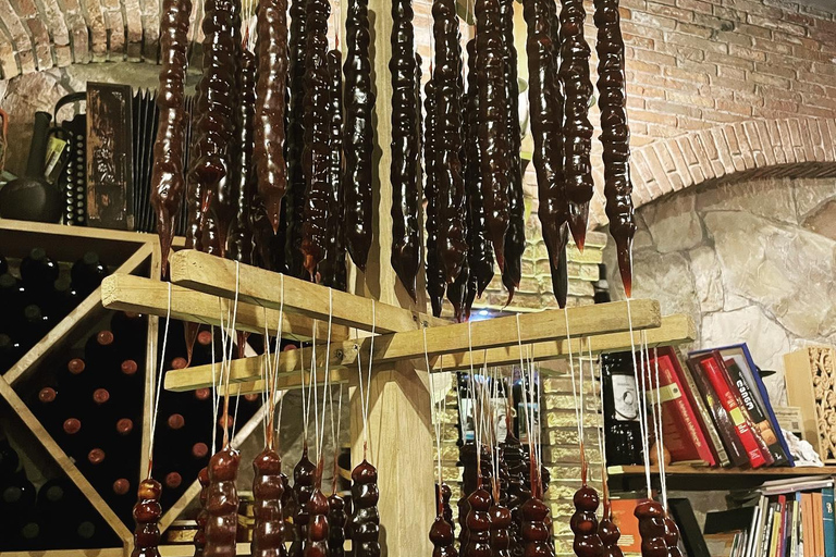 Batoumi : cours de fabrication de churchkhela avec collationBatoumi : Masterclass sur la fabrication du churchkhela avec collation